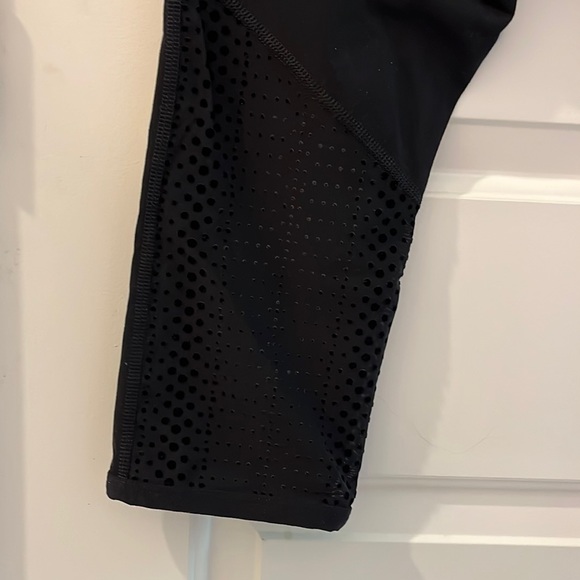Black knee length leggings with mesh detail - Picture 3 of 3